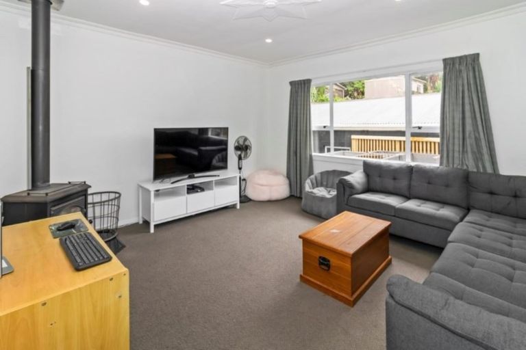 Photo of property in 120 Huatoki Street, Frankleigh Park, New Plymouth, 4310