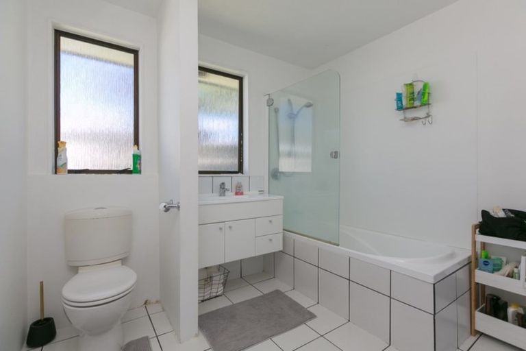 Photo of property in 43 Riversdale Drive, Merrilands, New Plymouth, 4312