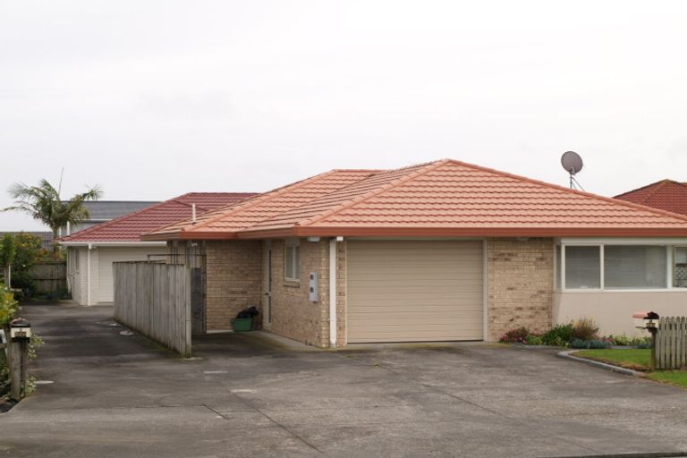Photo of property in 2/329 Botany Road, Golflands, Auckland, 2013