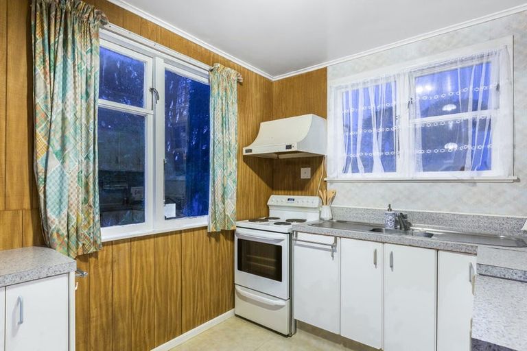 Photo of property in 43 Sievers Grove, Cannons Creek, Porirua, 5024