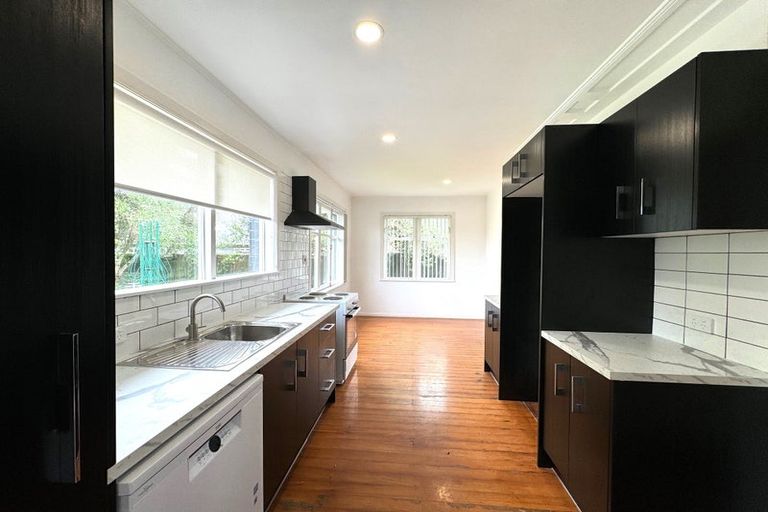 Photo of property in 37 Shortt Avenue, Mangere Bridge, Auckland, 2022