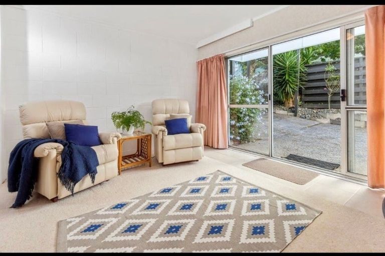 Photo of property in 15 Ravenwood Drive, Forrest Hill, Auckland, 0620