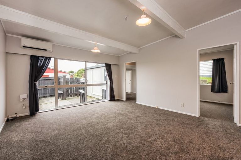Photo of property in 7 Chetwode Grove, Newlands, Wellington, 6037