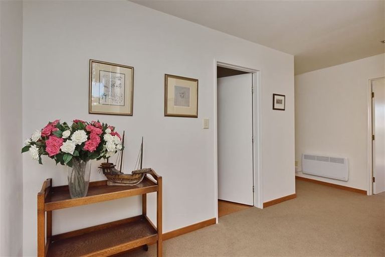 Photo of property in 75 Moncks Spur Road, Redcliffs, Christchurch, 8081