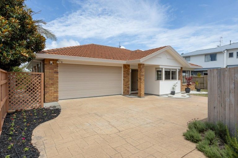 Photo of property in 102 Omapere Street, Whitby, Porirua, 5024