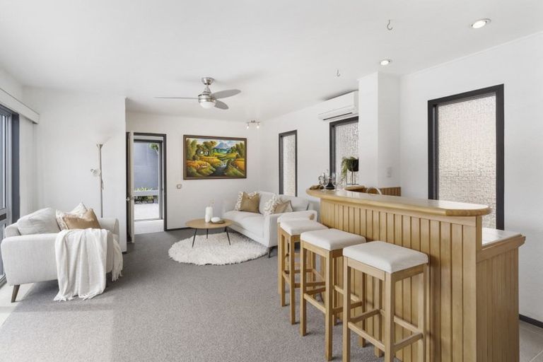 Photo of property in 5 Puawai Place, Northcote, Auckland, 0627