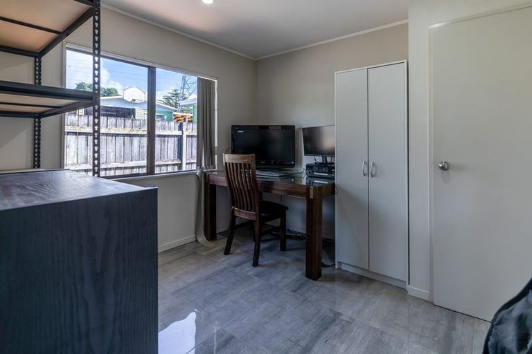 Photo of property in 1/13 Martin Place, Kelston, Auckland, 0602