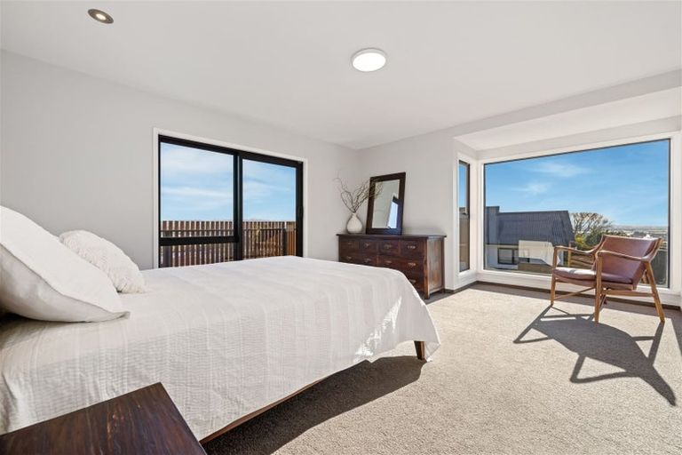 Photo of property in 92 Cannon Hill Crescent, Mount Pleasant, Christchurch, 8081