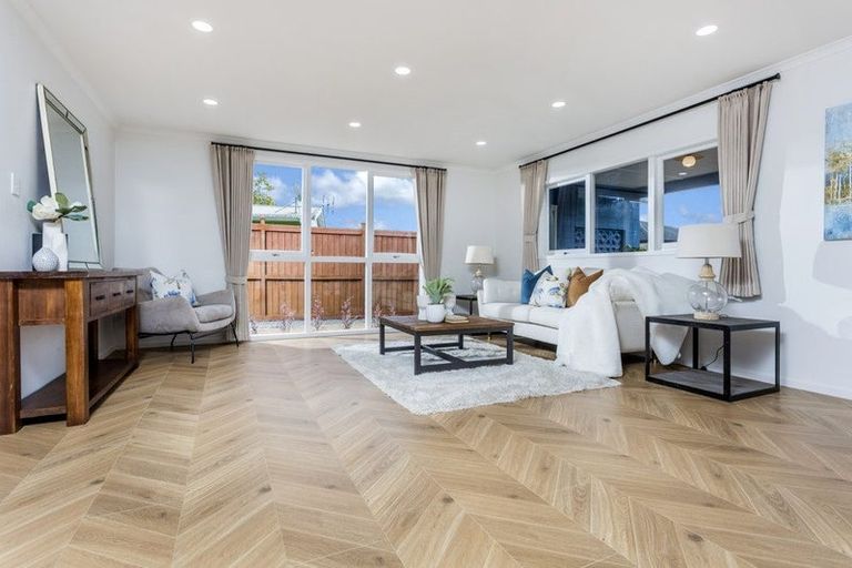 Photo of property in 39 Valley View Road, Glenfield, Auckland, 0629