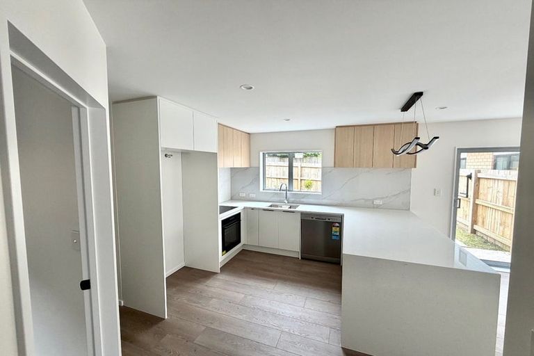 Photo of property in 17c Martin Place, Kelston, Auckland, 0602