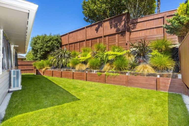 Photo of property in 6 Mcewen Crescent, Riverstone Terraces, Upper Hutt, 5018