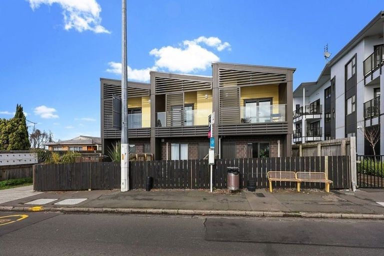 Photo of property in 1/3226 Great North Road, New Lynn, Auckland, 0600
