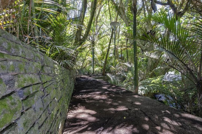 Photo of property in 323 Glenfield Road, Glenfield, Auckland, 0629