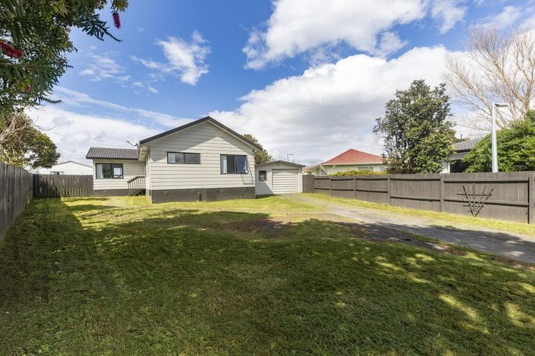 Photo of property in 22 Dungarvon Place, Clendon Park, Auckland, 2103