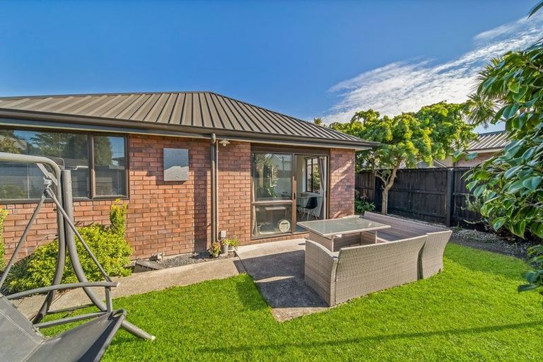 Photo of property in 2/21b Northcote Road, Northcote, Christchurch, 8052
