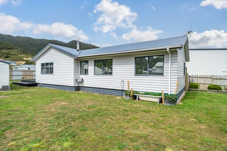 Photo of property in 5 Ashburn Road, Wainuiomata, Lower Hutt, 5014