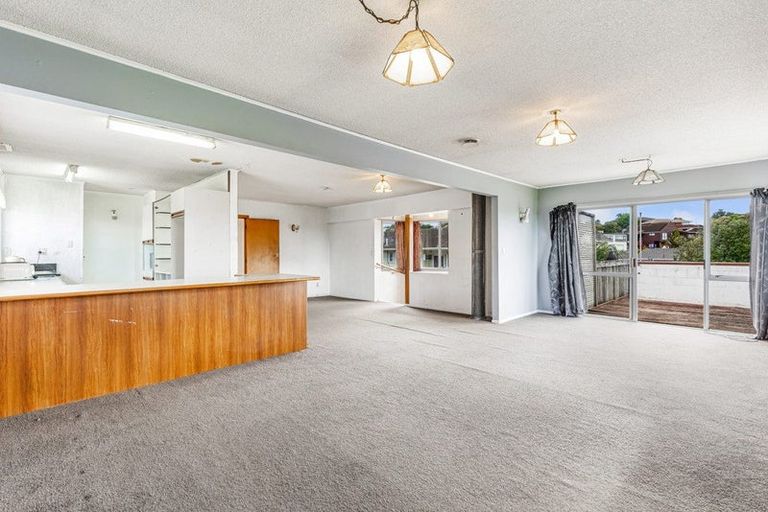 Photo of property in 19 Lydford Place, Glendene, Auckland, 0602