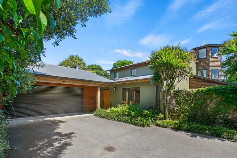 Photo of property in 7-9 Mace Terrace, Oakura, 4314