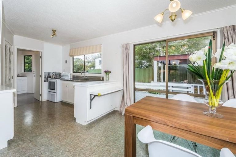 Photo of property in 4 St Catherine Crescent, West Harbour, Auckland, 0618