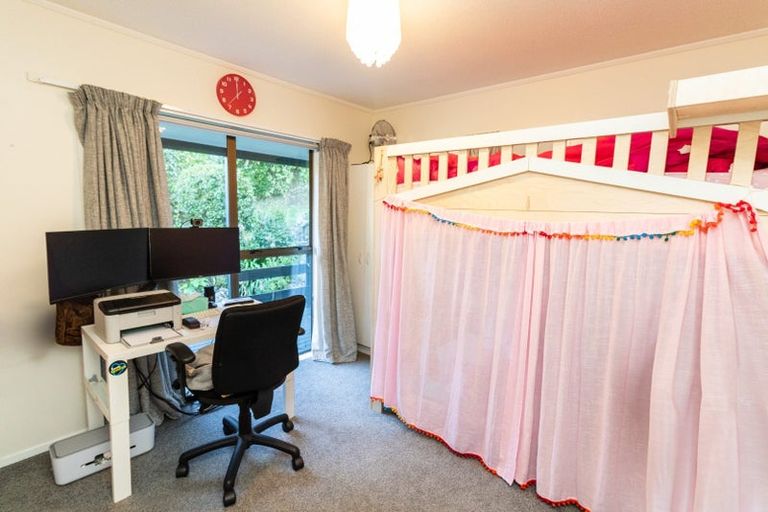 Photo of property in 6 Sasanqua Way, Crofton Downs, Wellington, 6035