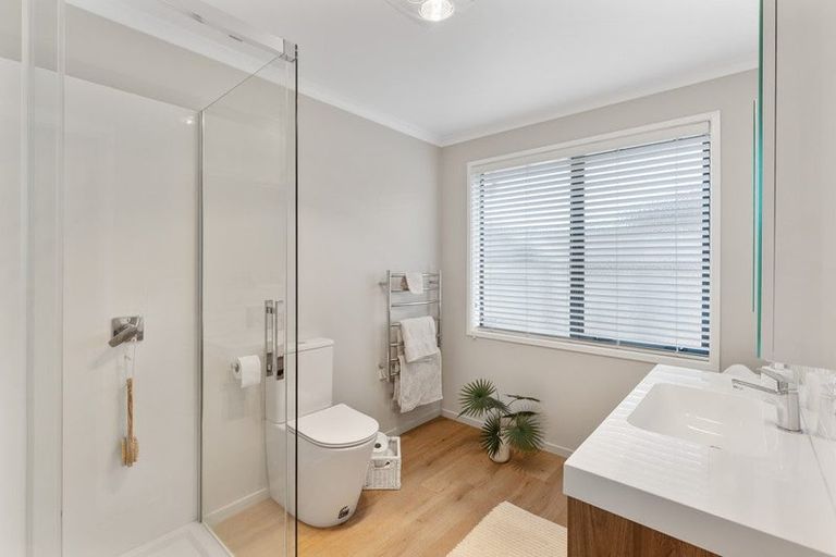 Photo of property in 12 Mcgregor Place, Paraparaumu, 5032