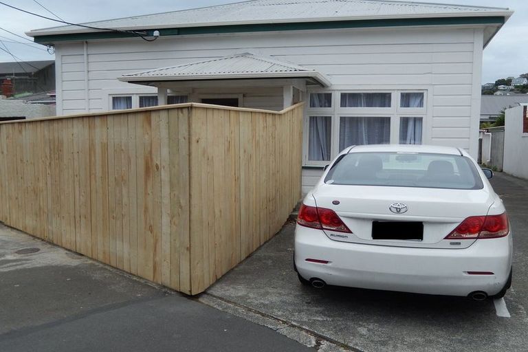 Photo of property in 102 Kilbirnie Crescent, Kilbirnie, Wellington, 6022