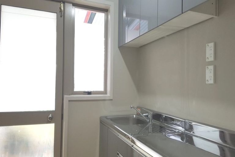 Photo of property in 2/40 Hillcrest Avenue, Hillcrest, Auckland, 0627