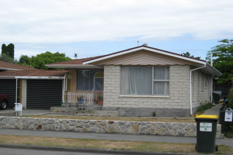 Photo of property in 2/11 Juniper Place, Burnside, Christchurch, 8053