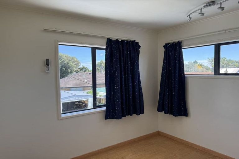 Photo of property in 17 Beach Road, Te Atatu Peninsula, Auckland, 0610