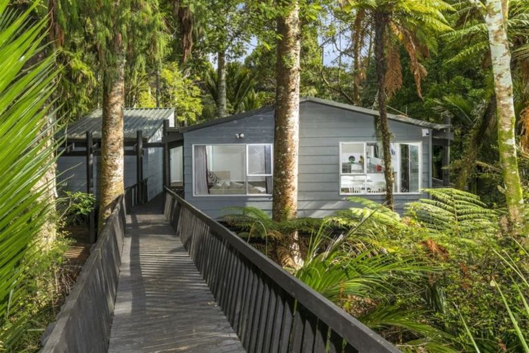 Photo of property in 16 Napuka Road, Henderson Valley, Auckland, 0612