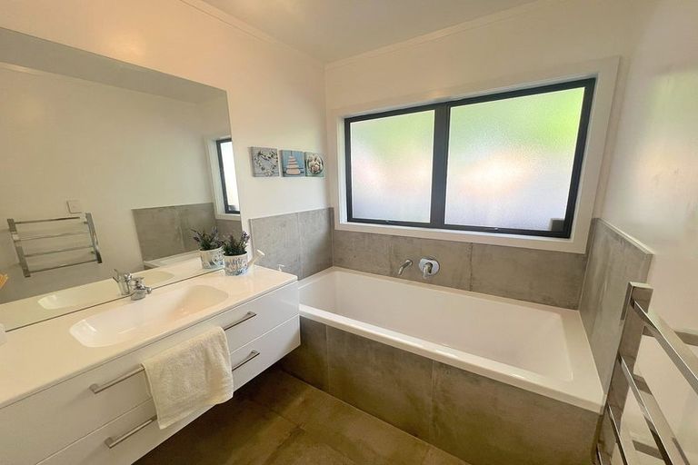 Photo of property in 2/24 Hattaway Avenue, Bucklands Beach, Auckland, 2012