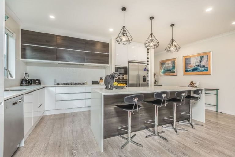 Photo of property in 15 Tawa Place, Orewa, 0931