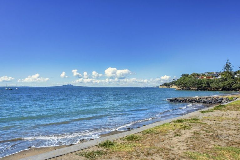 Photo of property in 2/992 Beach Road, Torbay, Auckland, 0630