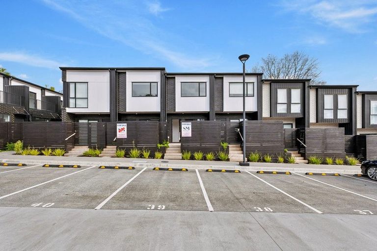 Photo of property in 19 Meg Lane, Glen Eden, 0602