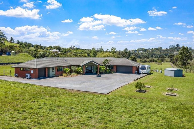 Photo of property in 13 Te Awa Place, Red Beach, 0932