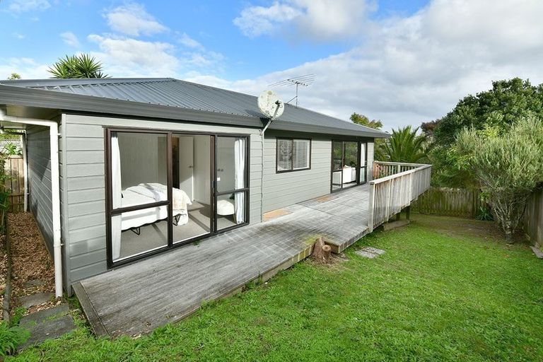 Photo of property in 1/70 Athena Drive, Totara Vale, Auckland, 0629