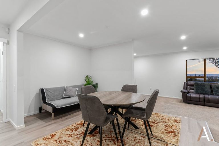 Photo of property in 4 Kingsclere Place, Goodwood Heights, Auckland, 2105