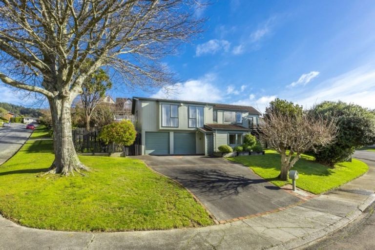 Photo of property in 2 Tapestry Grove, Silverstream, Upper Hutt, 5019