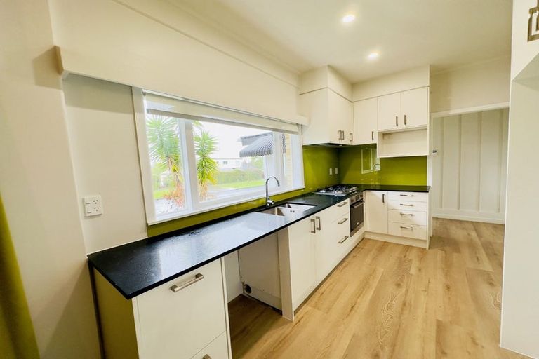 Photo of property in 35 Archibald Road, Kelston, Auckland, 0602