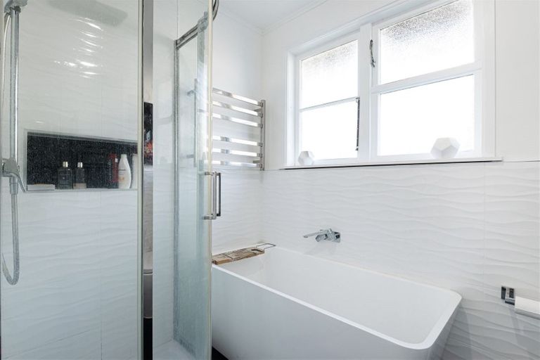 Photo of property in 83 Onewa Road, Northcote, Auckland, 0627