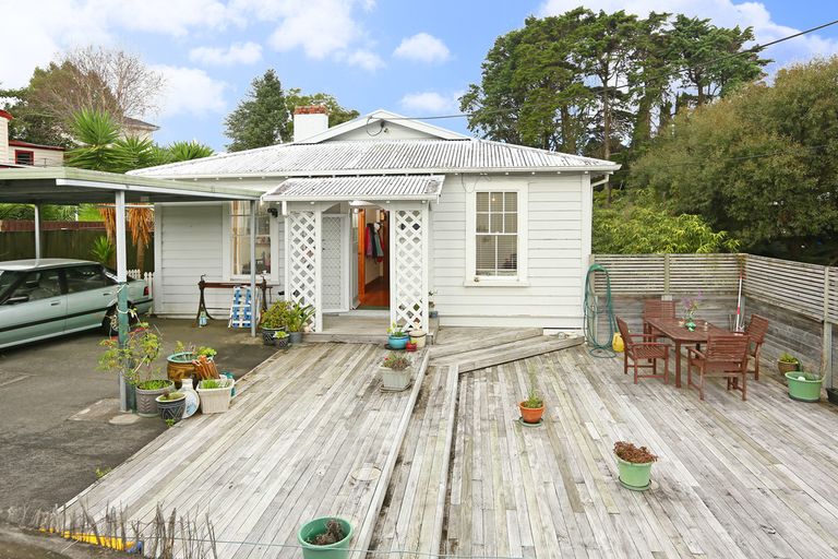 Photo of property in 38 Newington Road, Henderson, Auckland, 0612