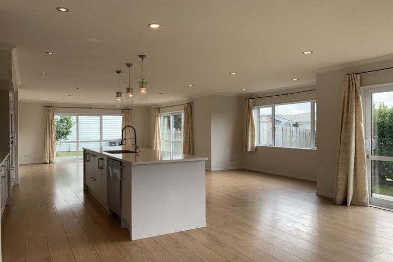 Photo of property in 16 Tarapiroe Avenue, Takanini, 2112