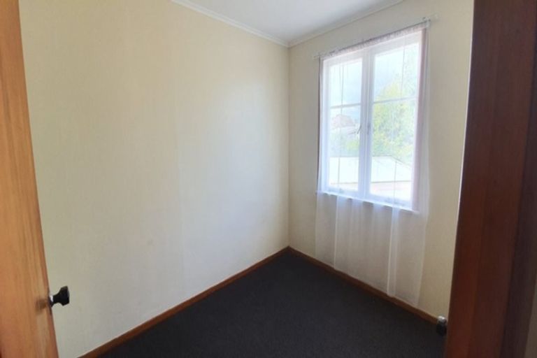 Photo of property in 5 Hurley Place, Kelston, Auckland, 0602