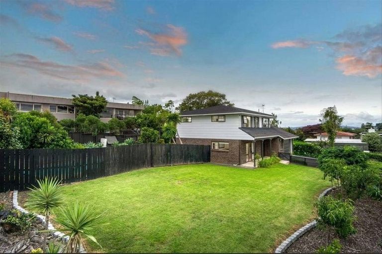 Photo of property in 33 James Evans Drive, Northcote, Auckland, 0627