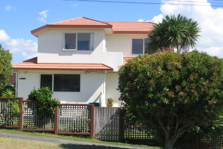 Photo of property in 2/18 Rothesay Bay Road, Rothesay Bay, Auckland, 0630