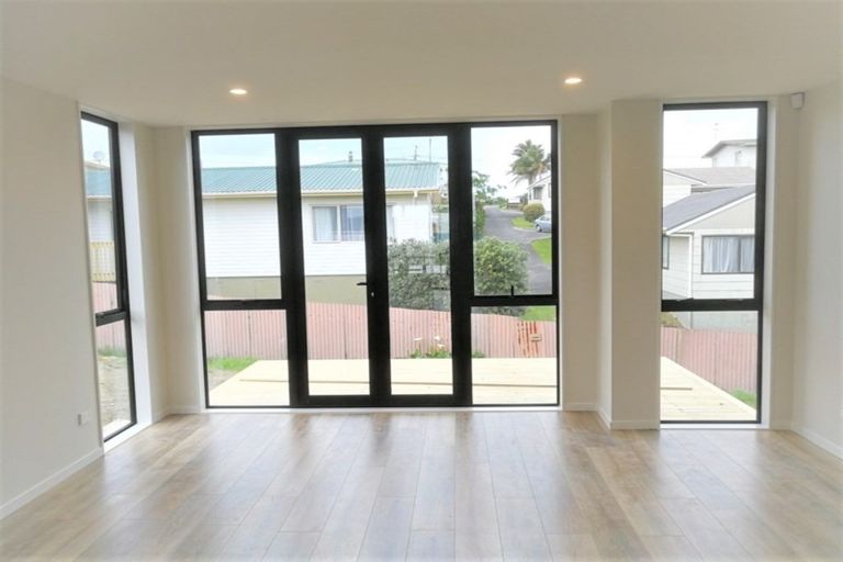 Photo of property in 72 Seafarer Crescent, Stanmore Bay, Whangaparaoa, 0932