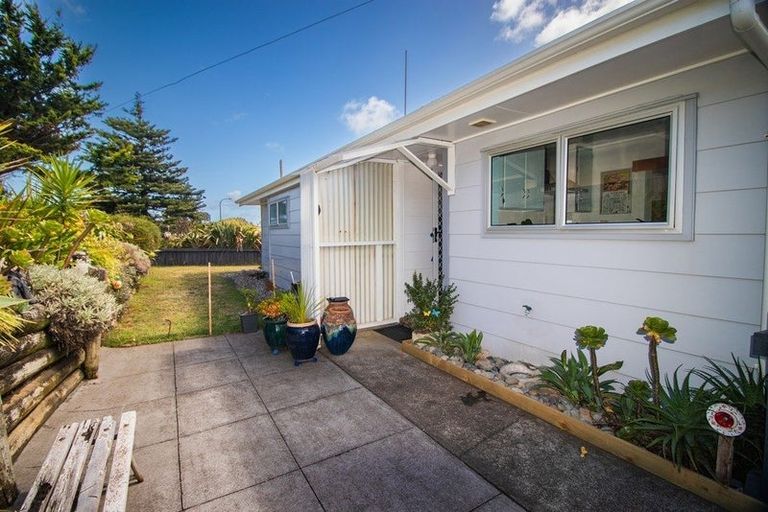 Photo of property in 2 Rangiora Street, Castlecliff, Whanganui, 4501