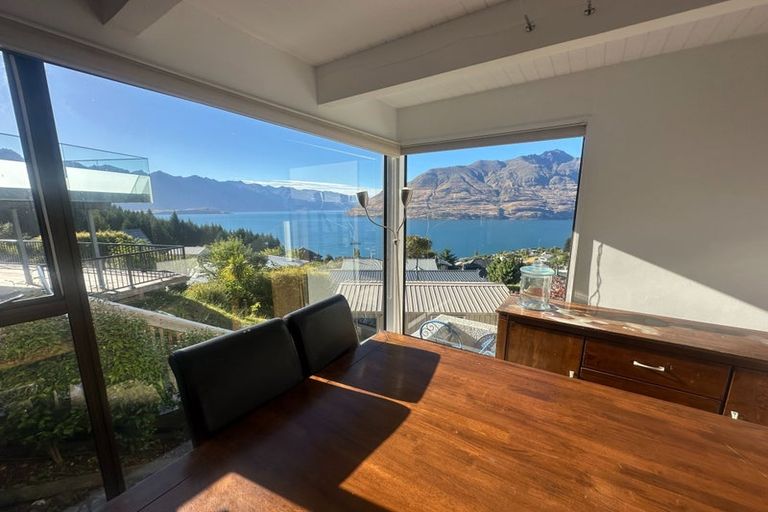 Photo of property in 92 Wynyard Crescent, Fernhill, Queenstown, 9300