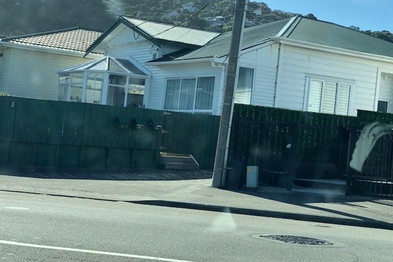 Photo of property in 118 Lyall Parade, Lyall Bay, Wellington, 6022
