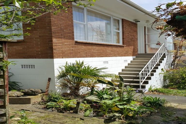 Photo of property in 2/16 Anne Road, Hillcrest, Auckland, 0627